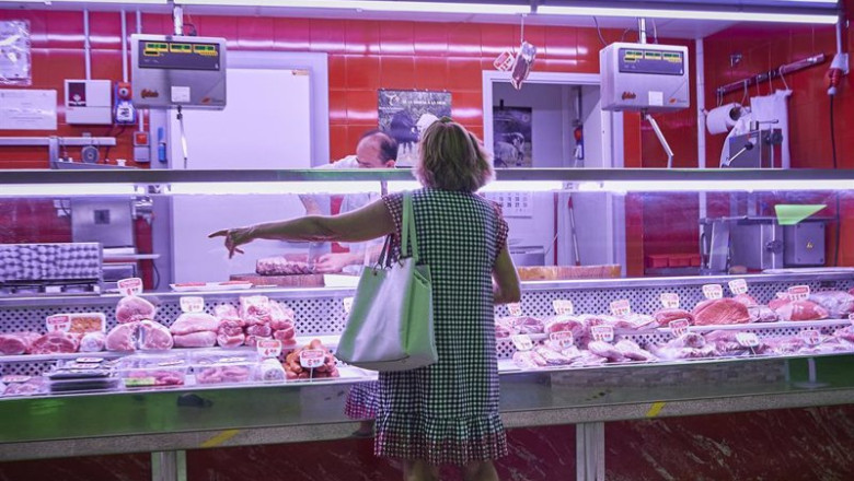 ep una persona comprando carne en el mercado municipal de pacifico ep una persona comprando carne en el mercado municipal de pacifico
