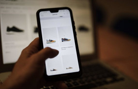 ep una persona observa en su movil articulos de moda en la pagina de un comercio online de moda en