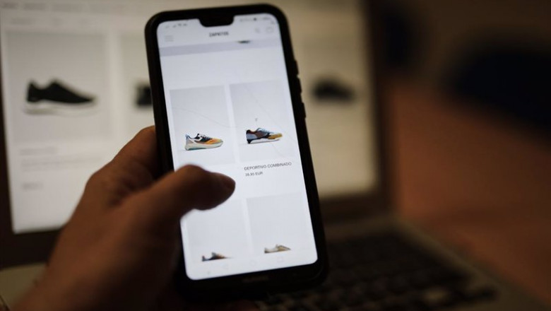 ep una persona observa en su movil articulos de moda en la pagina de un comercio online de moda en ep una persona observa en su movil articulos de moda en la pagina de un comercio online de moda en