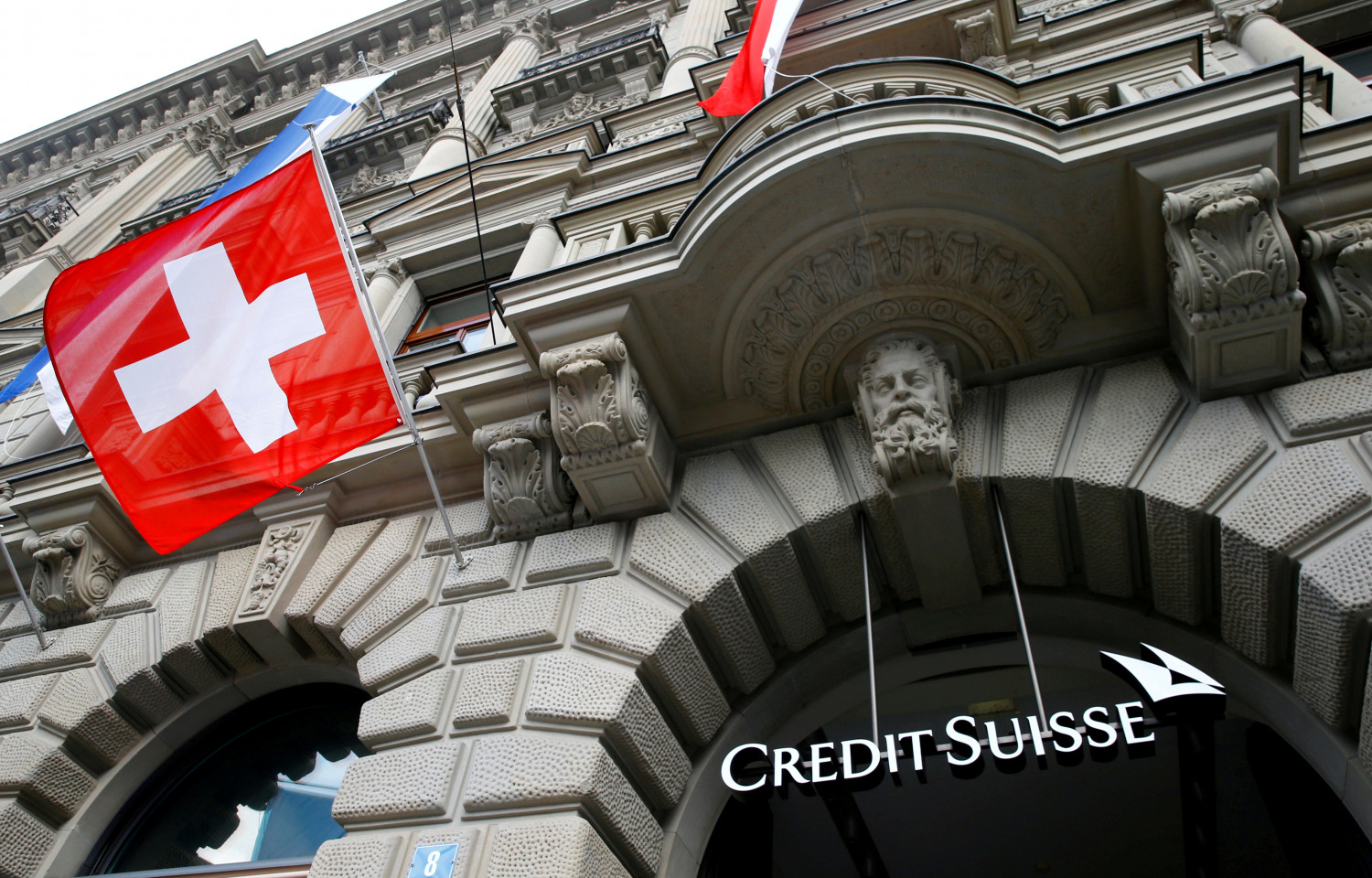 A golpe de prima: así intenta retener Credit Suisse a sus banqueros tras los escándalos