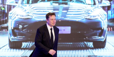 elon-musk-patron-de-tesla-devant-un-ecran-montrant-une-tesla-model-3-lors-de-la-ceremonie-d-ouverture-du-programme-model-y-de-tesla-en-chine-a-shanghai