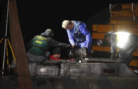 ep agentes de la policia y de la guardia civil descargan cocaina del narcosubmarino hundido a la