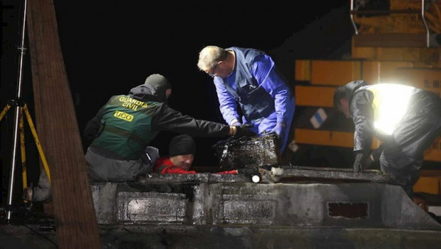 ep agentes de la policia y de la guardia civil descargan cocaina del narcosubmarino hundido a la