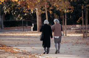 ep archivo   dos mujeres ancianas caminando por un parque a 29 de noviembre de 2023 en madrid espana