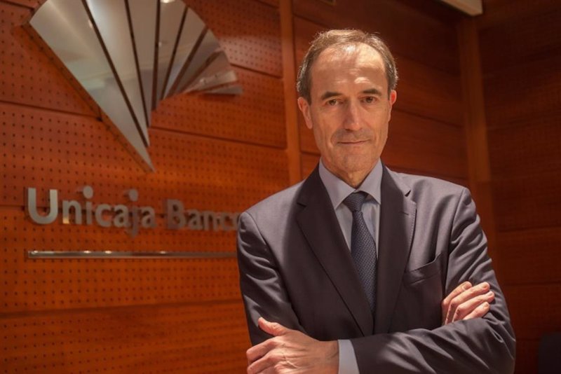Unicaja Banco acuerda la salida de Manuel Menéndez como CEO de la entidad