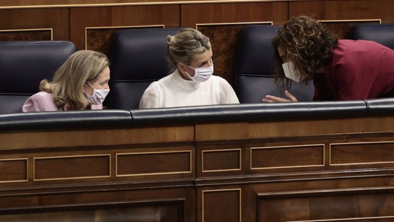 Archivo - (I-D) La vicepresidenta primera del Gobierno, Nadia Calviño; la vicepresidenta segunda del Gobierno y ministra de Trabajo, Yolanda Díaz; y la ministra de Hacienda, María Jesús Montero, conversan en una sesión plenaria, en el Congreso de los Dipu | Eduardo Parra - Europa Press - Archivo ep archivo i d la vicepresidenta primera del gobierno nadia calvino la vicepresidenta segunda del
