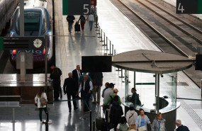 ep archivo   numerosas personas esperan en la estacion de trenes de maria zambrano en una imagen de