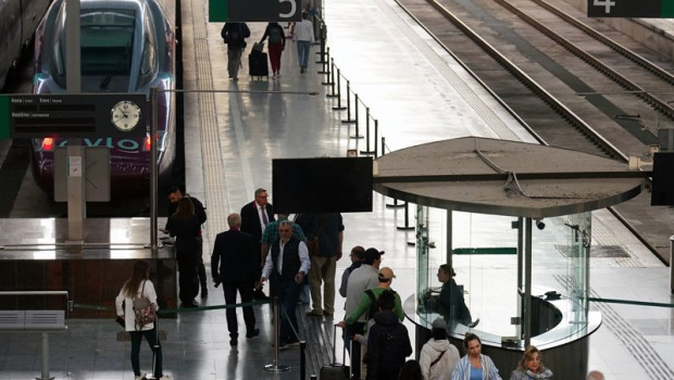 ep archivo   numerosas personas esperan en la estacion de trenes de maria zambrano en una imagen de