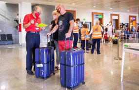 ep archivo   pasajeros procedentes del primer vuelo con origen gran bretana desde que el pais
