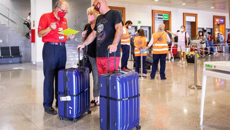 ep archivo   pasajeros procedentes del primer vuelo con origen gran bretana desde que el pais