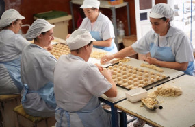 ep archivo   trabajadoras haciendo mantecados en la fabrica la colchona en sevilla