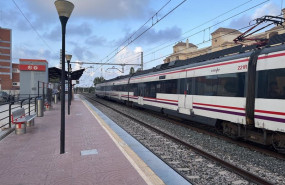 ep archivo   tren de la linea c 1 de cercanias de renfe a su paso por el apeadero de el pinillo en