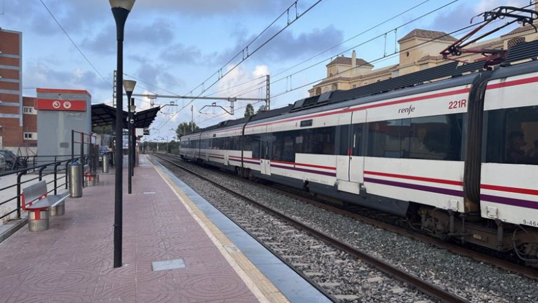 ep archivo tren de la linea c 1 de cercanias de renfe a su paso por el apeadero de el pinillo en ep archivo tren de la linea c 1 de cercanias de renfe a su paso por el apeadero de el pinillo en