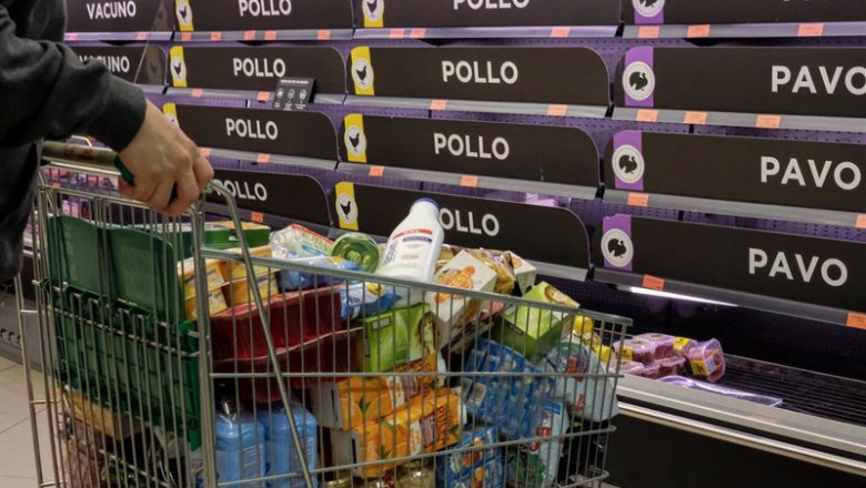 ep archivo un cliente realizando la compra en un supermercado 20230623090803 ep archivo un cliente realizando la compra en un supermercado 20230623090803