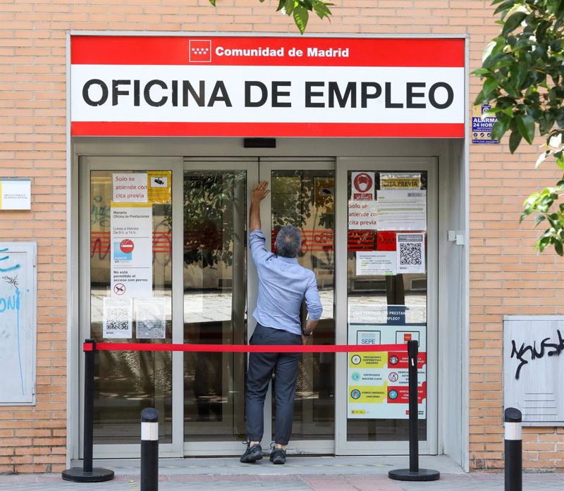 El paro cae en 10.830 personas en julio y roza los 2,5 millones, la cifra más baja desde 2008