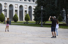 ep archivo   un turista hace una foto a 2 de septiembre de 2024 en madrid espana