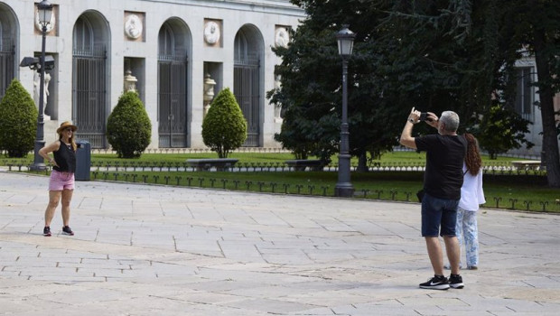 ep archivo   un turista hace una foto a 2 de septiembre de 2024 en madrid espana