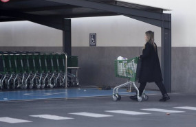 ep archivo   una mujer sale de un supermercado con un carro de la compra