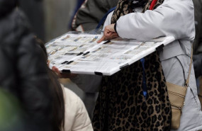 ep archivo   una personas compra un decimo de loteria de navidad a una vendedora ambulante