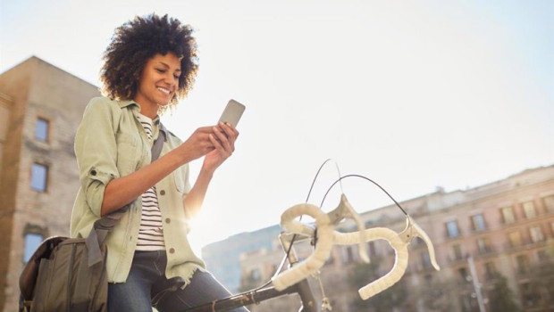 ep archivo   una usuaria de un telefono movil