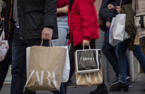 ep archivo   varias personas con bolsas de la compra en una calle centrica