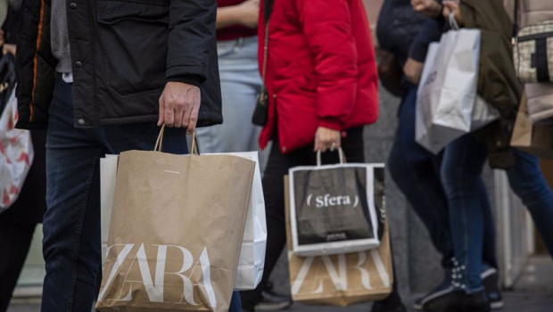 ep archivo   varias personas con bolsas de la compra en una calle centrica