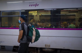 ep archivo   viajeros en el interior de un tren en uno de los andenes de la estacion de sants