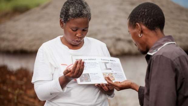 ep babongile luhlongwane agente de salud comunitaria realiza una prueba de deteccion del vih a