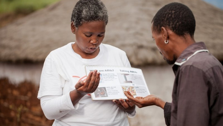 Babongile Luhlongwane, agente de salud comunitaria, realiza una prueba de detección del VIH a Philisiwe, una joven de 23 años que vive en el remoto distrito de Entumeni de KwaZulu-Natal, donde la prevalencia del VIH es mayor | GREG LOMAS / MÉDECINS SANS FRONTIÈRES - Archivo ep babongile luhlongwane agente de salud comunitaria realiza una prueba de deteccion del vih a