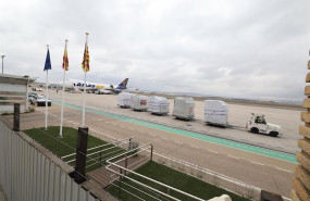 ep cargamento del avion que ha aterrizado en zaragoza con mascarillas quirurgicas y buzos de