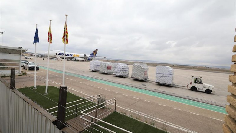 ep cargamento del avion que ha aterrizado en zaragoza con mascarillas quirurgicas y buzos de