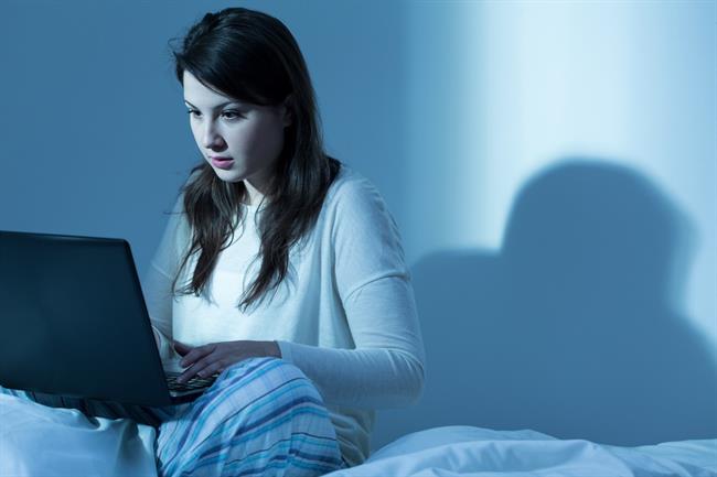 Chica en el ordenador, mujer, pijama, cama | ISTOCK - Archivo ep chicaordenador mujer pijama cama
