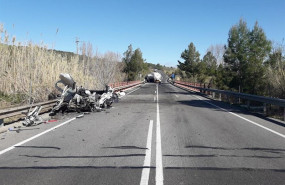 ep coche destrozado tras un accidente en el que el conductor ha muerto en la c-15 a la altura de