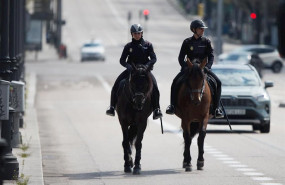 ep dos agentes de la policia nacional vigilan a caballo las calles de la capital durante una semana