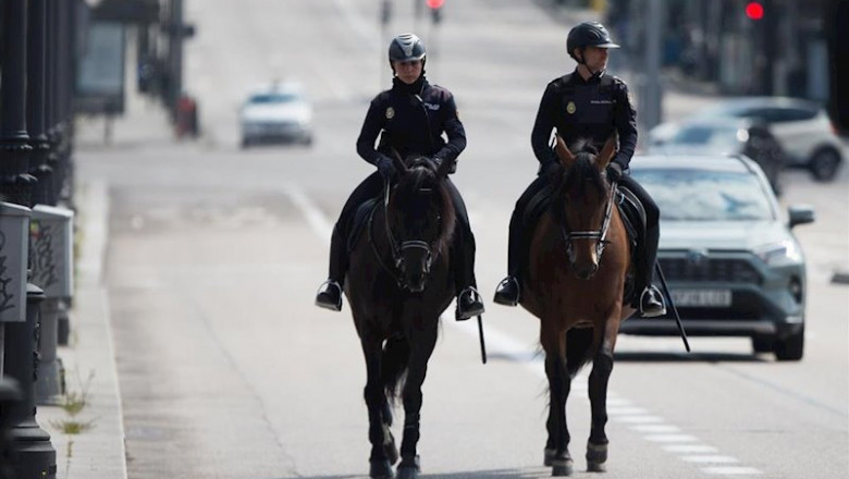 Dos agentes de la Policía Nacional vigilan a caballo las calles de la capital durante una Semana Santa atípica en la que prosigue el estado de alarma decretado por el Gobierno para la lucha contra el coronavirus, en Madrid (España) a 8 de abril de 2020 | Joaquin Corchero - Europa Press ep dos agentes de la policia nacional vigilan a caballo las calles de la capital durante una semana