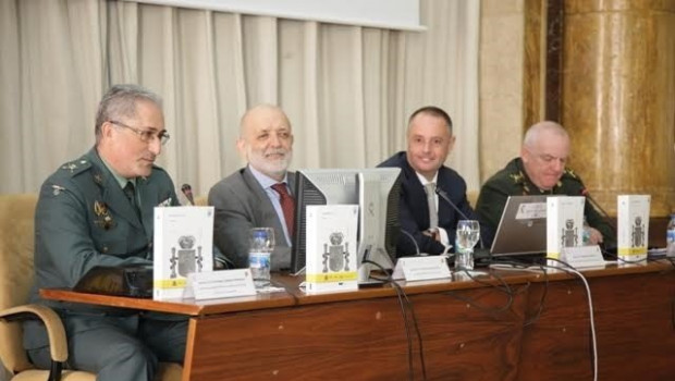 ep el director de la guardia civil felix azon participa en la presentacion del codigo de armas y