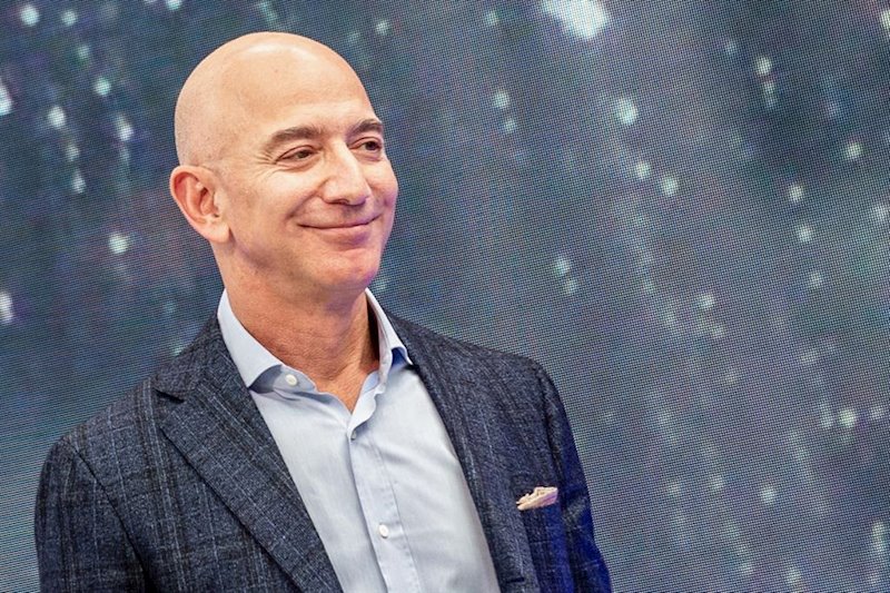 Jeff Bezos aterriza con éxito tras su primer viaje espacial de 10 minutos