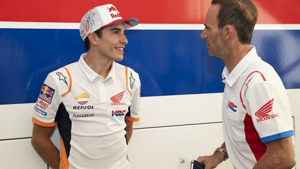 ep el piloto de motogp marc marquez y alberto puig team manager del repsol honda