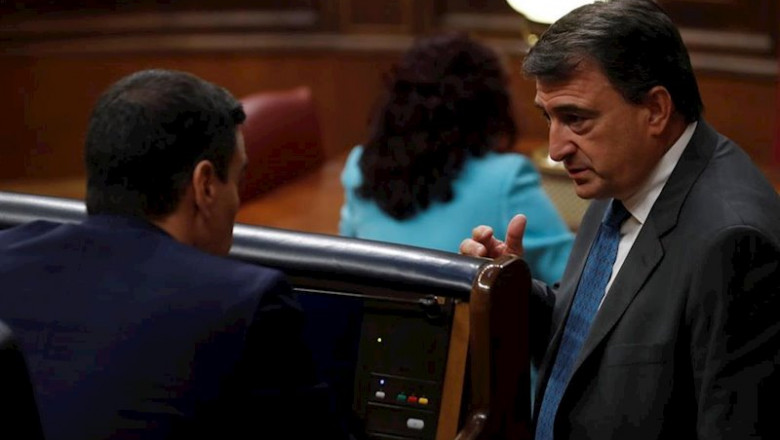 El portavoz del PNV, Aitor Esteban, conversa con el presidente del Gobierno, Pedro Sánchez (i), en el Pleno del Congreso este miércoles que autorizó otra prórroga del estado de alarma solicitada por el Gobierno. En Madrid, (España), a 6 de mayo de 2020. | Pool ep el portavoz del pnv aitor esteban conversa con el presidente del gobierno pedro sanchez i en el