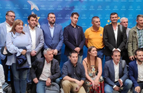 ep en el centro de la imagen el nuevo presidente de acom y alcalde de villablino mario rivas el
