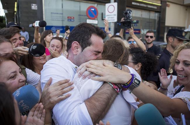 F.J.M, acusado del doble crimen de Almonte, sale absuelto y abraza a su madre. | EUROPA PRESS/A.PÉREZ ep fjm acusadodoble crimenalmonte sale absueltoabrazasu madre