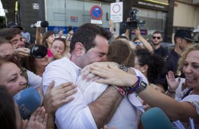 ep fjm acusadodoble crimenalmonte sale absueltoabrazasu madre