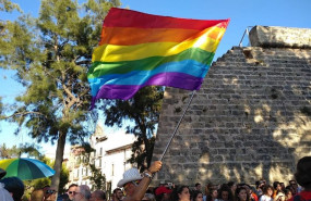 ep hombre con la bandera lgtbi en la manifestacion del orgullo en palma