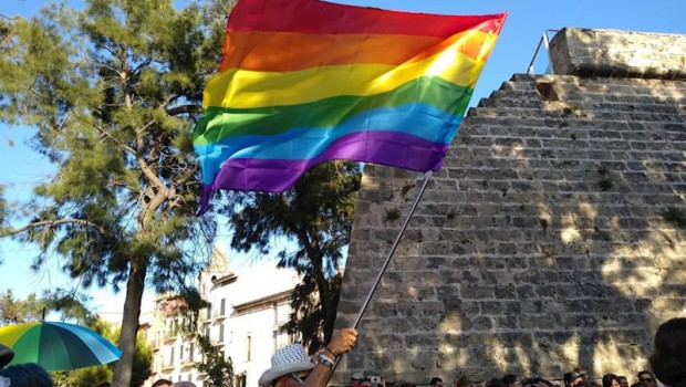 ep hombre con la bandera lgtbi en la manifestacion del orgullo en palma