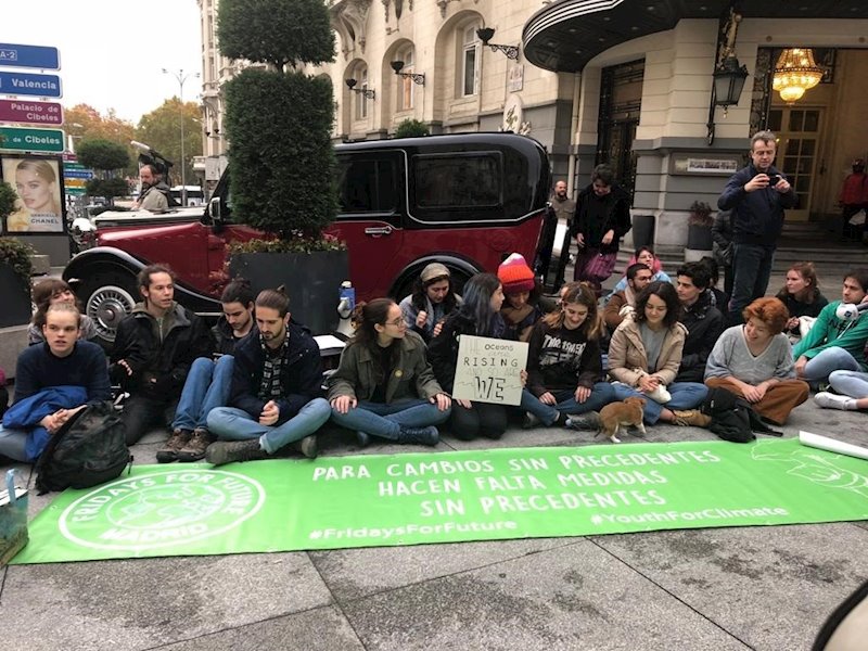 ep jovenes de movimiento fridays for future se concentran ante el congreso ep jovenes de movimiento fridays for future se concentran ante el congreso