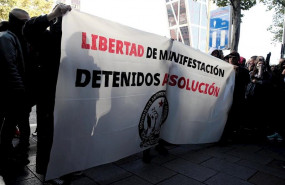 ep jovenes integrantes del movimiento antirrepresivo de madrid con una pancarta en la que se lee