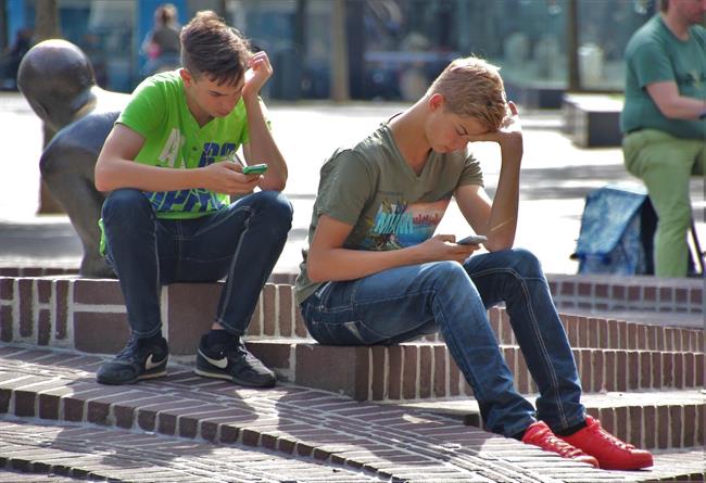 ep jovenes usando smartphone