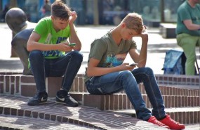 ep jovenes usando smartphone