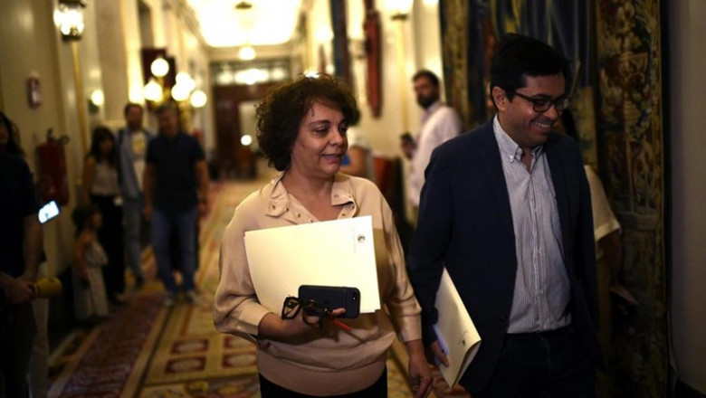 ep la vicepresidenta primerala mesacogresolos diputados gloria elizo serrano unidas podemos ysecretariodemesacongresolos diputados gerardo pisarello prados en comu podem allegadala reunionlos miembros