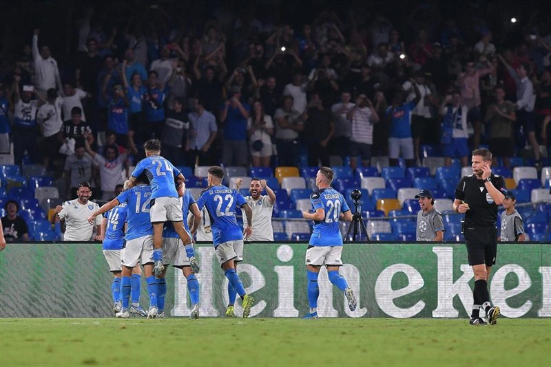 ep los jugadores del napoles celebran un gol